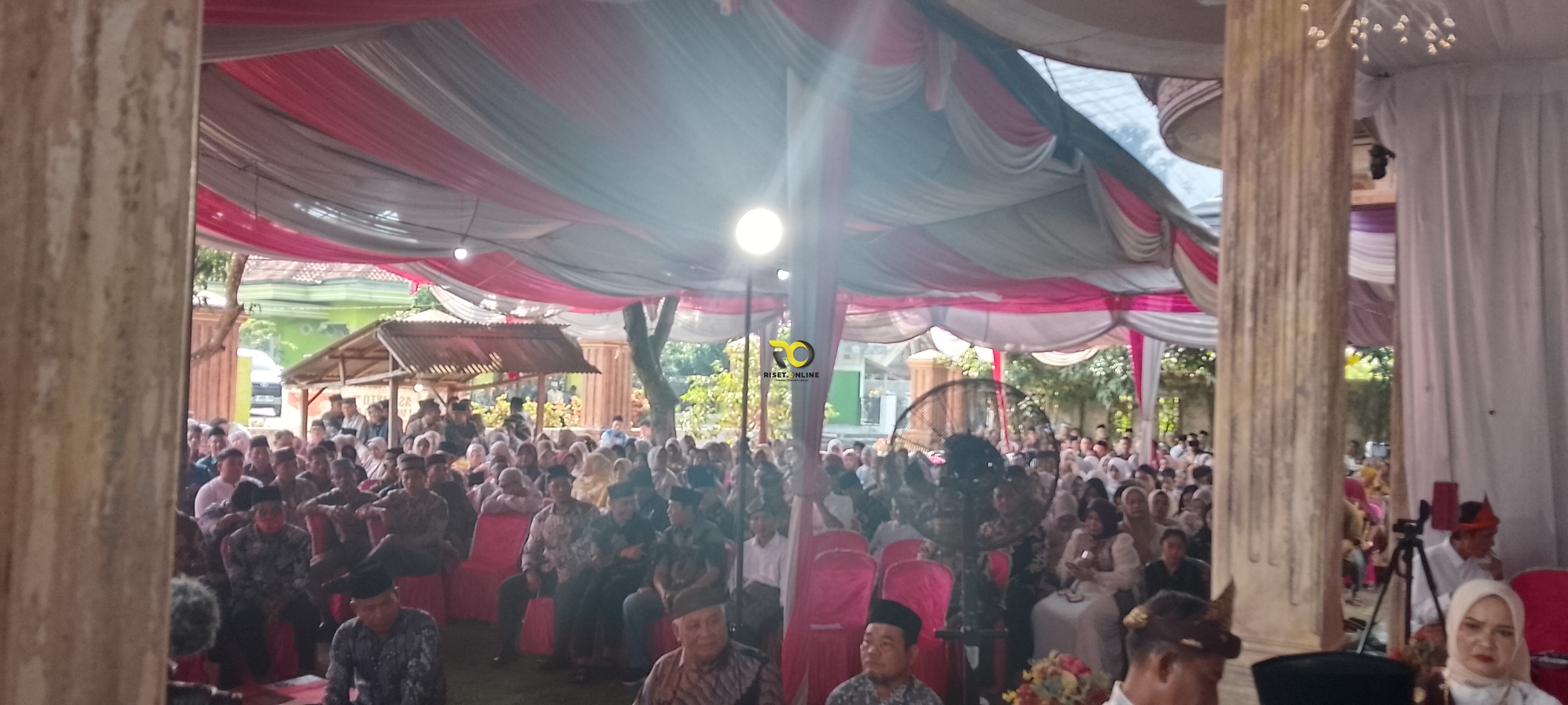 Para Undangan kedua pihak acara pernikahan hari ini